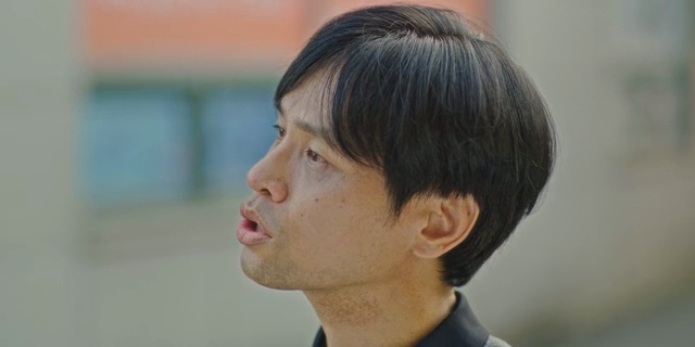 남자가 밖에서 생각에 잠긴 모습
