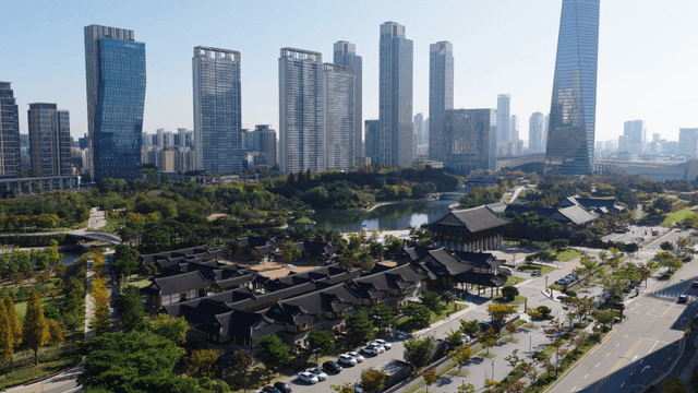 현대적인 고층 건물과 전통 건물