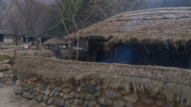초가 지붕이 있는 전통 한국 마을