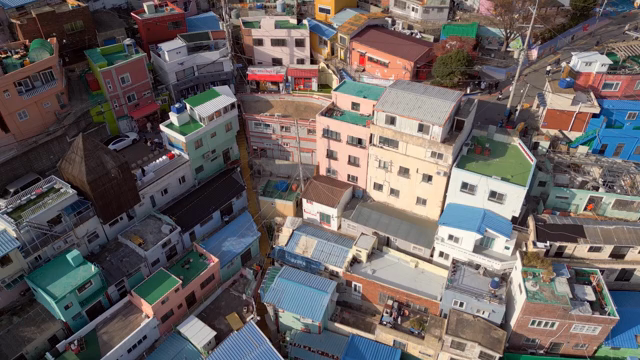 다채로운 색상의 언덕 마을
