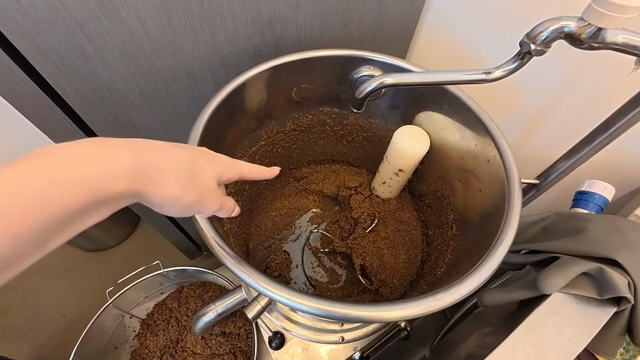Machine for grinding perilla seeds