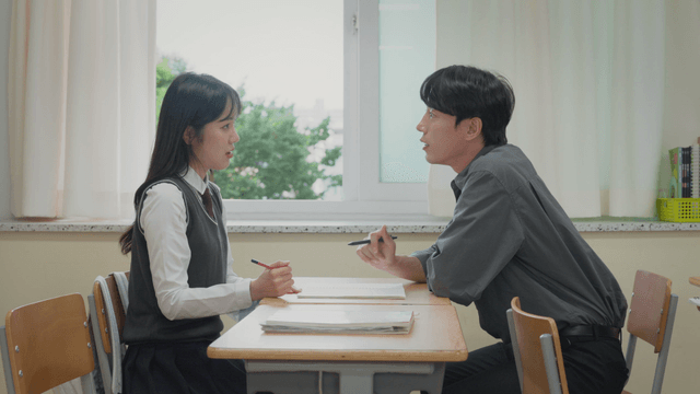 1대1로 공부를 지도하는 선생님과 학생
