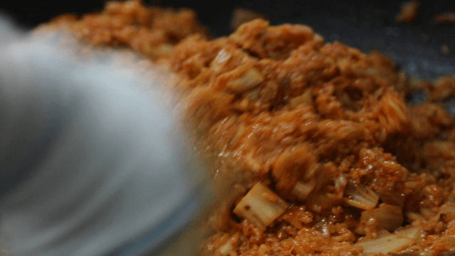 팬에서 섞어지는 김치볶음밥