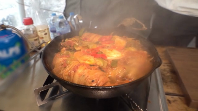 냄비에서 끓고 있는 김치찌개