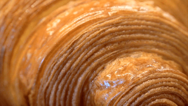 갓 구운 갈색의 크루아상 클로즈업