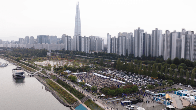 도시 공원에서 열린 대규모 야외 행사