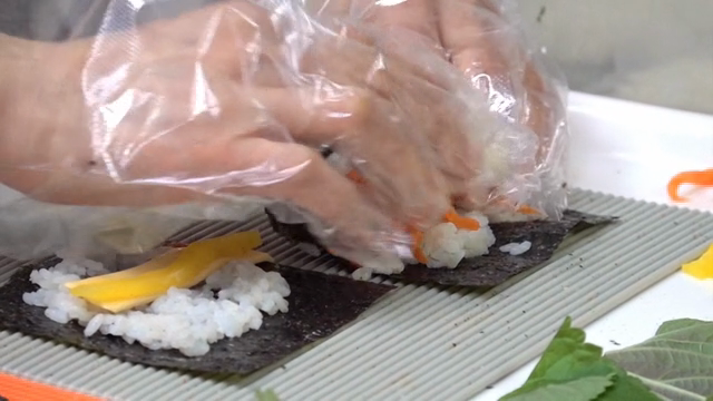 신선한 재료로 김밥 준비하기