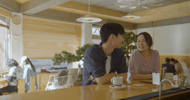 카페에서 대화하는 커플
