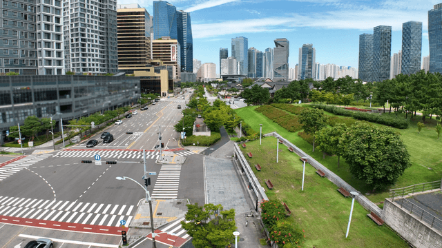 푸른 공원과 도심 사이 도로