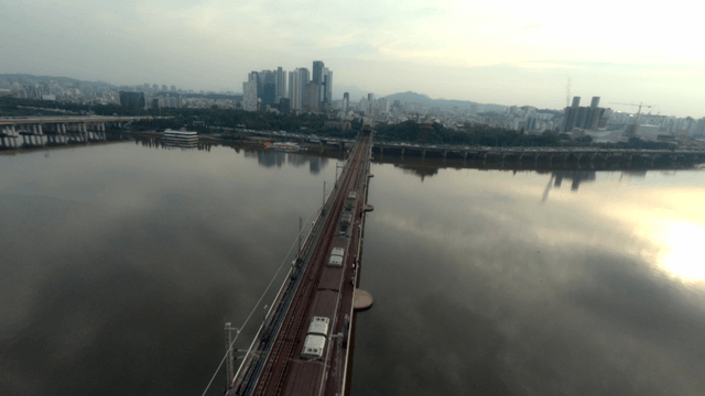 도시 스카이라인과 강 위의 다리