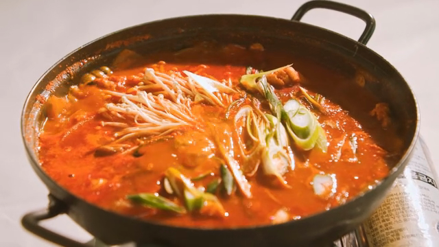 냄비에서 끓고 있는 김치찌개