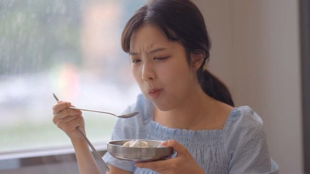 식당에서 만두를 즐기는 사람