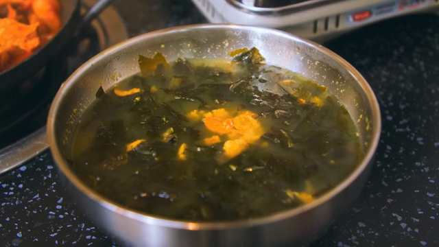 Seaweed soup with sea urchin