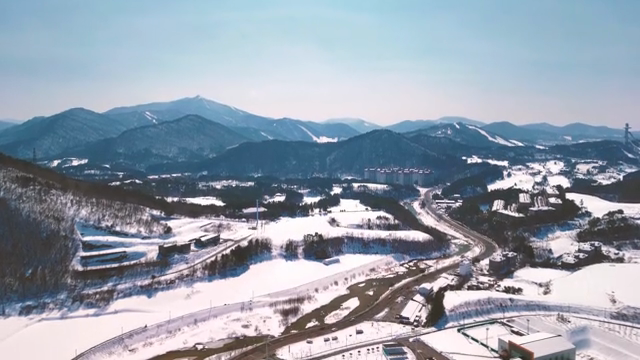 눈 덮인 산과 도로