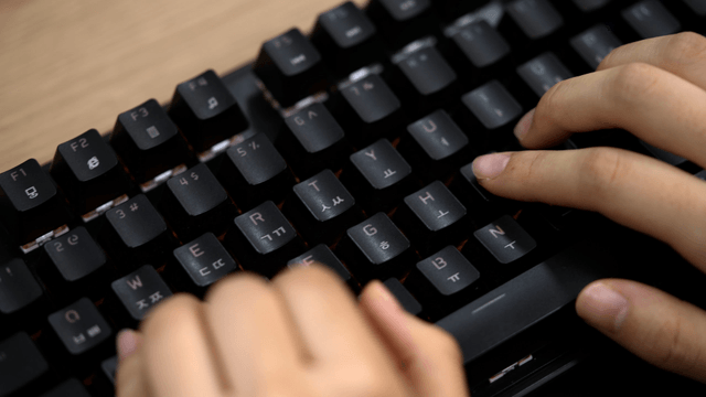 키보드를 타이핑하는 손