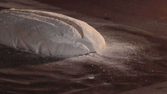 오븐에 넣어지는 빵 반죽