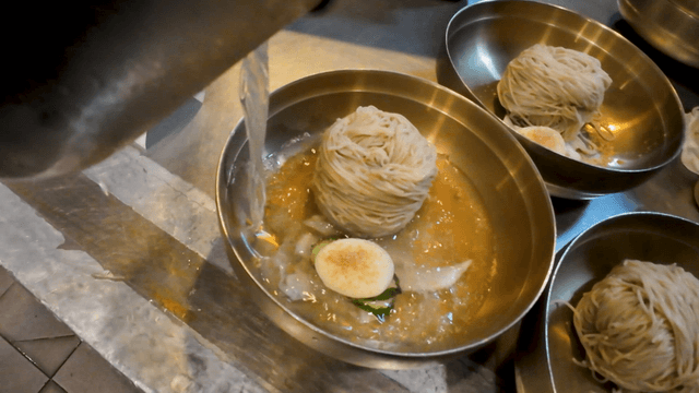 Cold buckwheat noodles prepared with broth