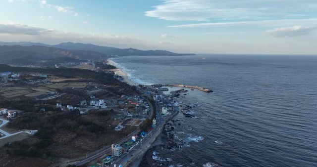 산과 바다가 있는 해안 마을