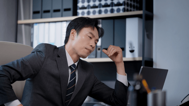사무실에서 스트레스를 받는 사업가