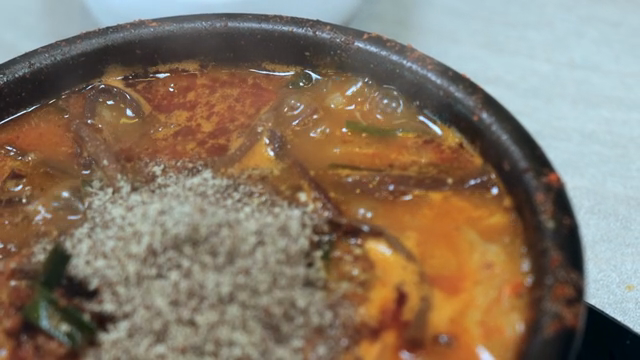 Perilla seed powder added to boiling sundae soup with bracken fern
