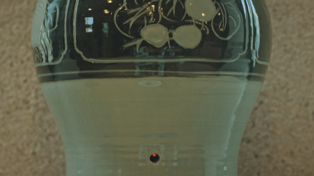 전통 한국 청자 항아리에 숨겨진 몰래카메라