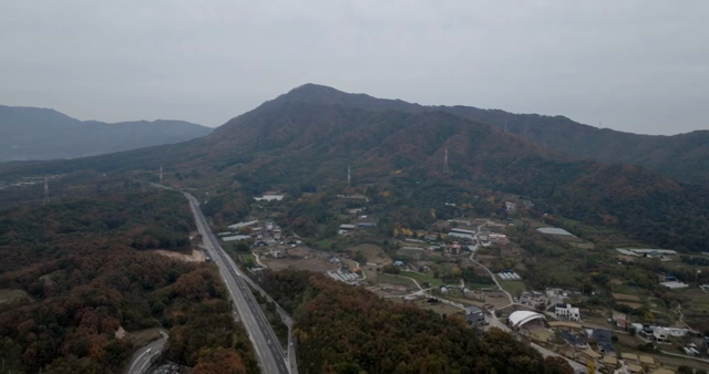 산과 도로의 경치