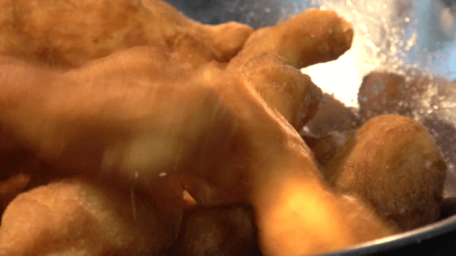 갓 튀겨낸 꽈배기들이 담기는 그릇