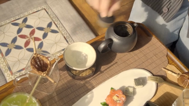 찻주전자에 뜨거운 물 붓기