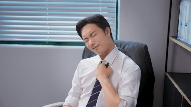 책상에서 스트레스를 받는 직장인