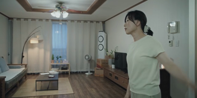 거실에서 귀가하는 딸을 반기는 쓸쓸한 엄마