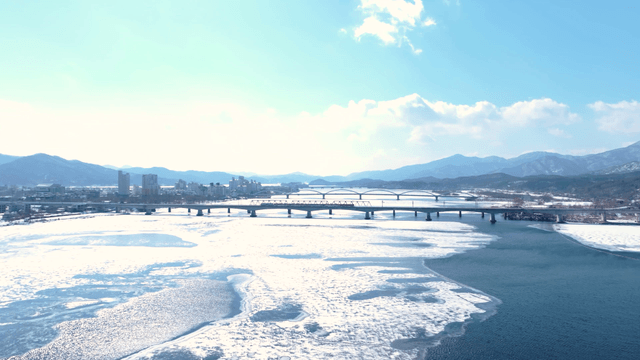 다리와 함께 눈 덮인 풍경