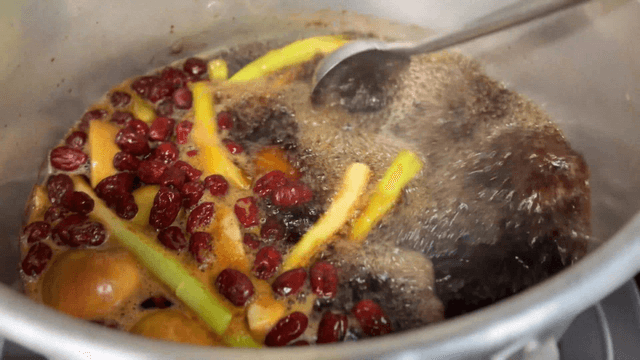 각종 한약 재료가 들어간 끓고 있는 간장게장 양념