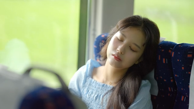 기차 좌석에서 잠든 여성