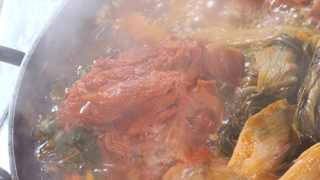 Outer leaves pork back-bone stew boiling intensely