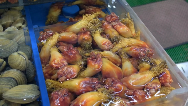 시장 수조에 진열된 신선한 해산물