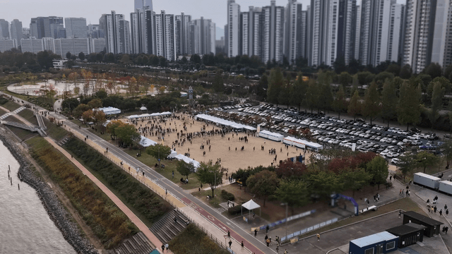 사람들과 고층 건물이 있는 분주한 공원