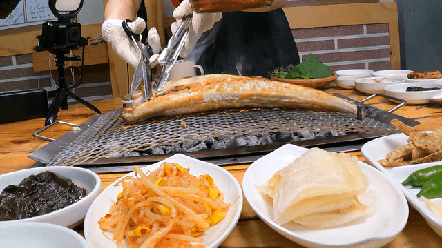Grilled eels served with side dishes