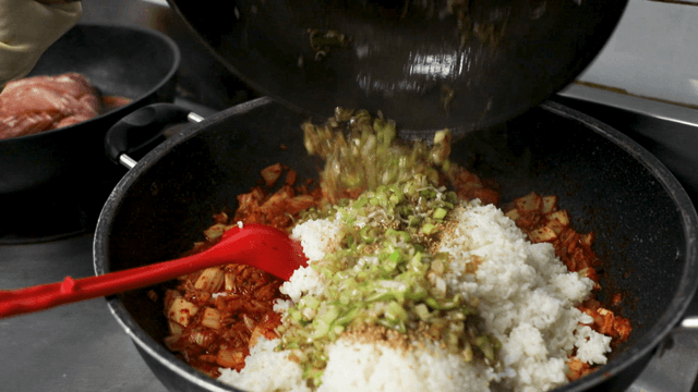 팬에서 준비되는 김치볶음밥 재료들
