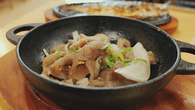 Korean bulgogi in a sizzling pan