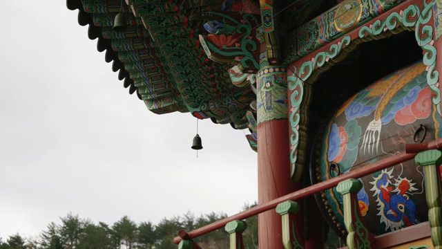Traditional Korean temple with colorful patterns