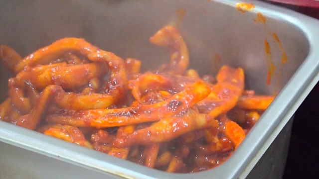 쟁반에 담긴 매콤한 오징어 볶음