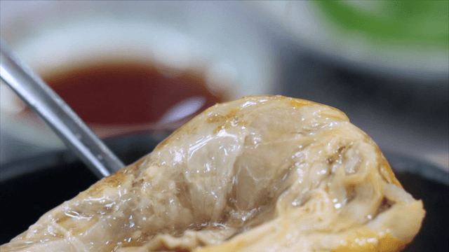 Moist chicken leg from phellinus linteus ginseng chicken soup