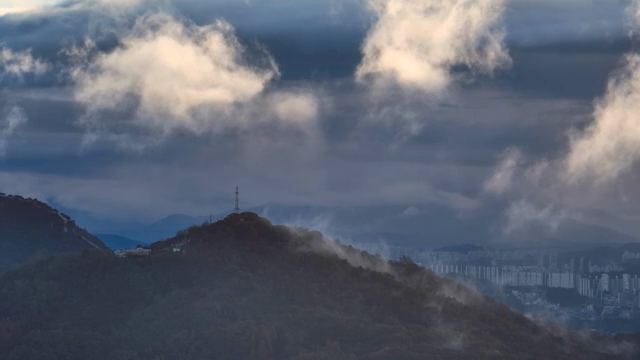 도시 전망과 함께 산 위의 구름