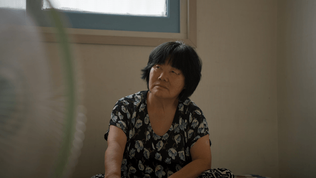 실내에 앉아 있는 노인 여성