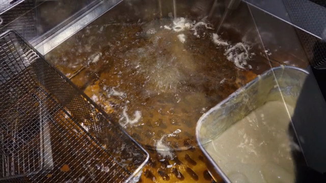 Frying batter-coated bananas in hot oil