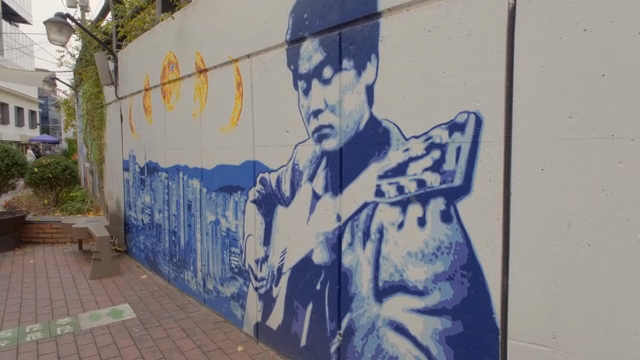 Street mural of a musician in an alley