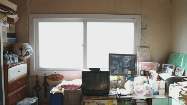 Cozy room with a old TV and decor