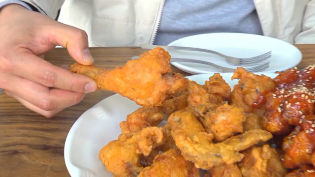 A plate of fried chicken with sauce