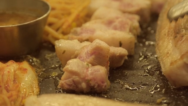 김치와 함께 구워지는 삼겹살