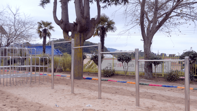 나무와 철봉이 있는 빈 놀이터